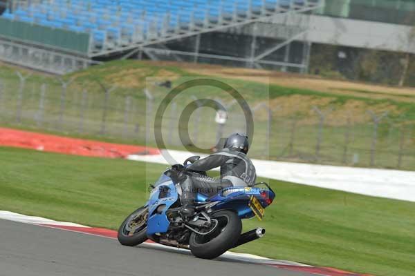 Motorcycle action photographs;Silverstone circuit;Silverstone photographs;Trackday digital images;event digital images;eventdigitalimages;no limits trackday;peter wileman photography;rockingham towcester northamptonshire;trackday;trackday photos