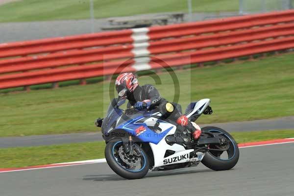 Motorcycle action photographs;Silverstone circuit;Silverstone photographs;Trackday digital images;event digital images;eventdigitalimages;no limits trackday;peter wileman photography;rockingham towcester northamptonshire;trackday;trackday photos