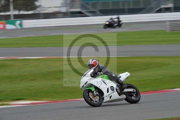 Motorcycle action photographs;Silverstone circuit;Silverstone photographs;Trackday digital images;event digital images;eventdigitalimages;no limits trackday;peter wileman photography;rockingham towcester northamptonshire;trackday;trackday photos