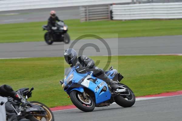 Motorcycle action photographs;Silverstone circuit;Silverstone photographs;Trackday digital images;event digital images;eventdigitalimages;no limits trackday;peter wileman photography;rockingham towcester northamptonshire;trackday;trackday photos