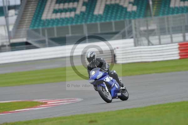 Motorcycle action photographs;Silverstone circuit;Silverstone photographs;Trackday digital images;event digital images;eventdigitalimages;no limits trackday;peter wileman photography;rockingham towcester northamptonshire;trackday;trackday photos