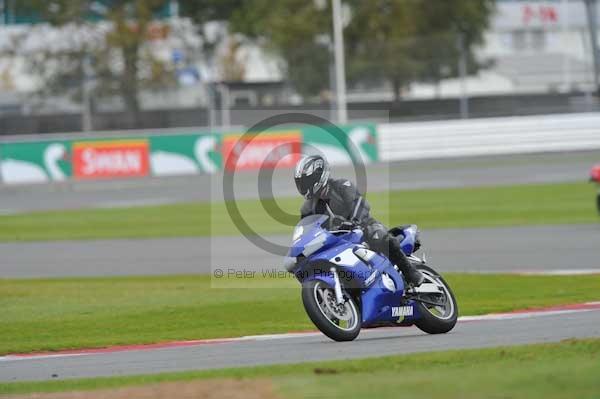 Motorcycle action photographs;Silverstone circuit;Silverstone photographs;Trackday digital images;event digital images;eventdigitalimages;no limits trackday;peter wileman photography;rockingham towcester northamptonshire;trackday;trackday photos