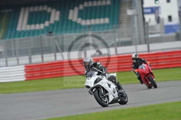 Motorcycle action photographs;Silverstone circuit;Silverstone photographs;Trackday digital images;event digital images;eventdigitalimages;no limits trackday;peter wileman photography;rockingham towcester northamptonshire;trackday;trackday photos