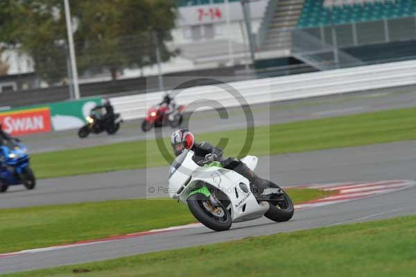 Motorcycle action photographs;Silverstone circuit;Silverstone photographs;Trackday digital images;event digital images;eventdigitalimages;no limits trackday;peter wileman photography;rockingham towcester northamptonshire;trackday;trackday photos