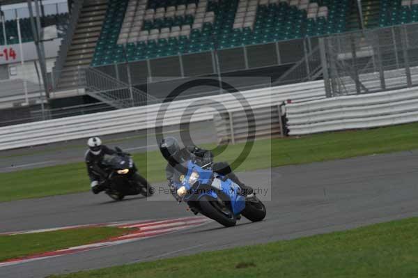 Motorcycle action photographs;Silverstone circuit;Silverstone photographs;Trackday digital images;event digital images;eventdigitalimages;no limits trackday;peter wileman photography;rockingham towcester northamptonshire;trackday;trackday photos