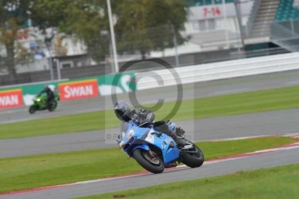 Motorcycle action photographs;Silverstone circuit;Silverstone photographs;Trackday digital images;event digital images;eventdigitalimages;no limits trackday;peter wileman photography;rockingham towcester northamptonshire;trackday;trackday photos