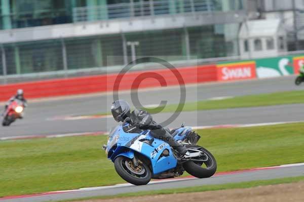 Motorcycle action photographs;Silverstone circuit;Silverstone photographs;Trackday digital images;event digital images;eventdigitalimages;no limits trackday;peter wileman photography;rockingham towcester northamptonshire;trackday;trackday photos