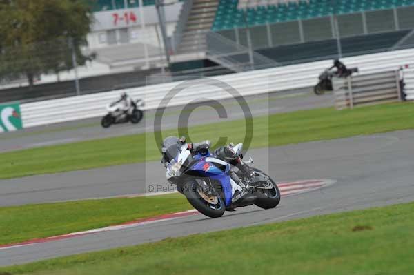 Motorcycle action photographs;Silverstone circuit;Silverstone photographs;Trackday digital images;event digital images;eventdigitalimages;no limits trackday;peter wileman photography;rockingham towcester northamptonshire;trackday;trackday photos