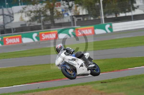 Motorcycle action photographs;Silverstone circuit;Silverstone photographs;Trackday digital images;event digital images;eventdigitalimages;no limits trackday;peter wileman photography;rockingham towcester northamptonshire;trackday;trackday photos