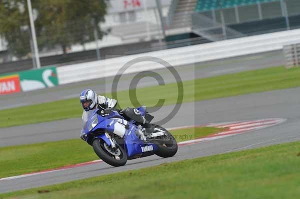 Motorcycle action photographs;Silverstone circuit;Silverstone photographs;Trackday digital images;event digital images;eventdigitalimages;no limits trackday;peter wileman photography;rockingham towcester northamptonshire;trackday;trackday photos