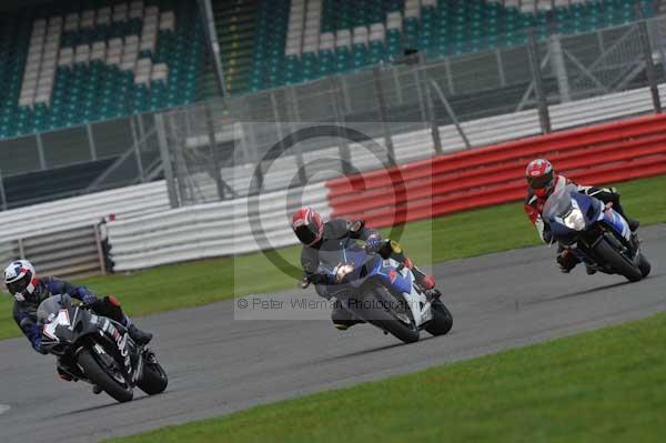 Motorcycle action photographs;Silverstone circuit;Silverstone photographs;Trackday digital images;event digital images;eventdigitalimages;no limits trackday;peter wileman photography;rockingham towcester northamptonshire;trackday;trackday photos