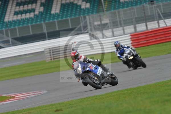 Motorcycle action photographs;Silverstone circuit;Silverstone photographs;Trackday digital images;event digital images;eventdigitalimages;no limits trackday;peter wileman photography;rockingham towcester northamptonshire;trackday;trackday photos