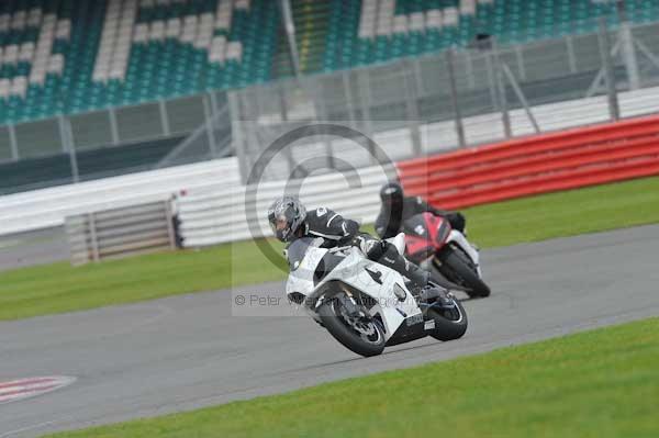 Motorcycle action photographs;Silverstone circuit;Silverstone photographs;Trackday digital images;event digital images;eventdigitalimages;no limits trackday;peter wileman photography;rockingham towcester northamptonshire;trackday;trackday photos