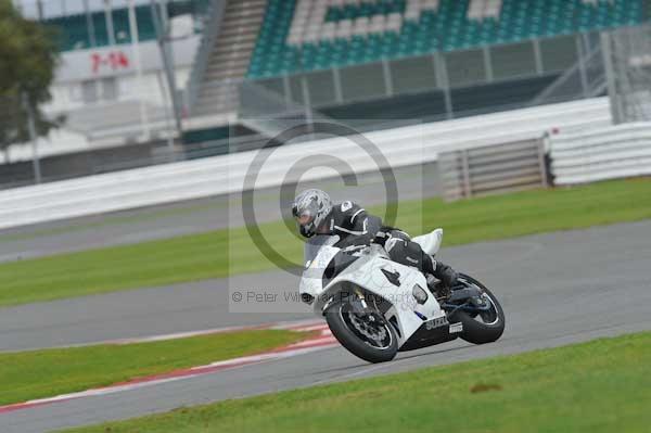 Motorcycle action photographs;Silverstone circuit;Silverstone photographs;Trackday digital images;event digital images;eventdigitalimages;no limits trackday;peter wileman photography;rockingham towcester northamptonshire;trackday;trackday photos