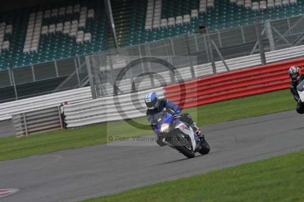 Motorcycle action photographs;Silverstone circuit;Silverstone photographs;Trackday digital images;event digital images;eventdigitalimages;no limits trackday;peter wileman photography;rockingham towcester northamptonshire;trackday;trackday photos