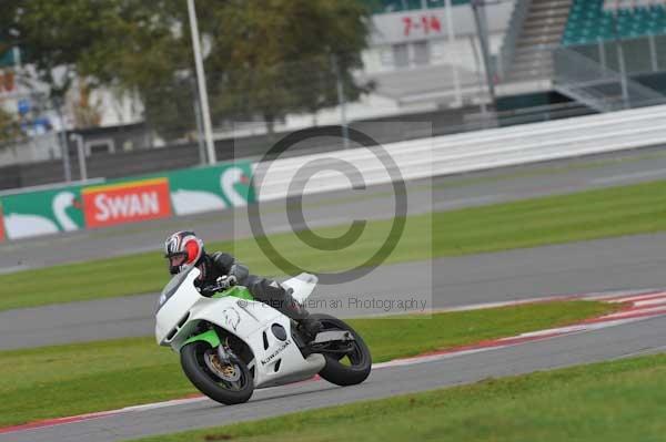 Motorcycle action photographs;Silverstone circuit;Silverstone photographs;Trackday digital images;event digital images;eventdigitalimages;no limits trackday;peter wileman photography;rockingham towcester northamptonshire;trackday;trackday photos