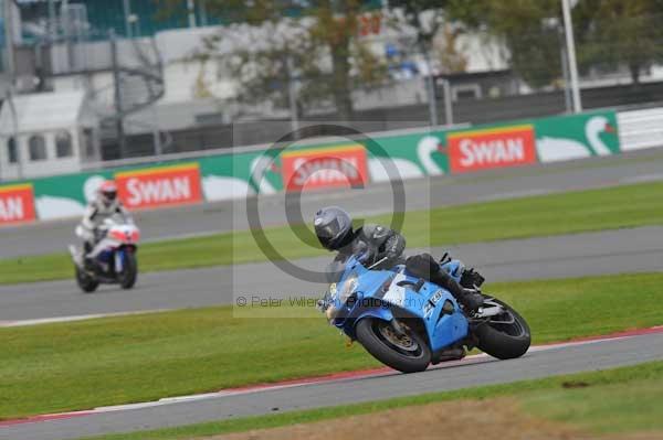 Motorcycle action photographs;Silverstone circuit;Silverstone photographs;Trackday digital images;event digital images;eventdigitalimages;no limits trackday;peter wileman photography;rockingham towcester northamptonshire;trackday;trackday photos