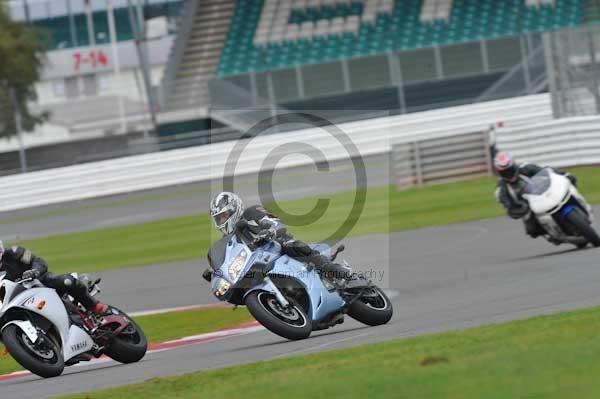 Motorcycle action photographs;Silverstone circuit;Silverstone photographs;Trackday digital images;event digital images;eventdigitalimages;no limits trackday;peter wileman photography;rockingham towcester northamptonshire;trackday;trackday photos