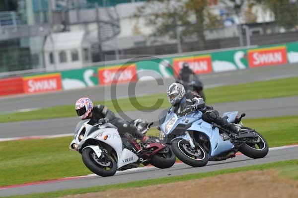 Motorcycle action photographs;Silverstone circuit;Silverstone photographs;Trackday digital images;event digital images;eventdigitalimages;no limits trackday;peter wileman photography;rockingham towcester northamptonshire;trackday;trackday photos