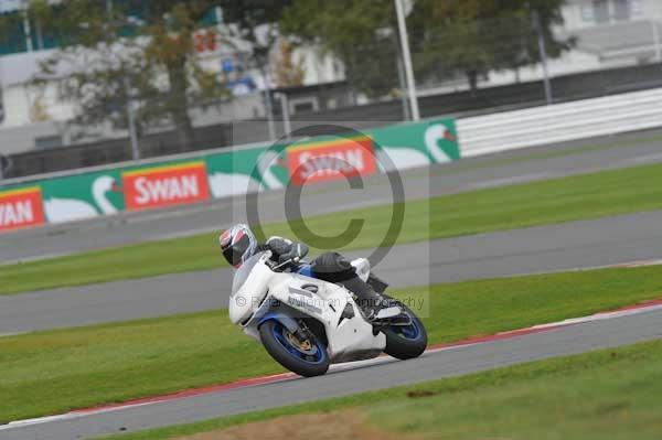 Motorcycle action photographs;Silverstone circuit;Silverstone photographs;Trackday digital images;event digital images;eventdigitalimages;no limits trackday;peter wileman photography;rockingham towcester northamptonshire;trackday;trackday photos