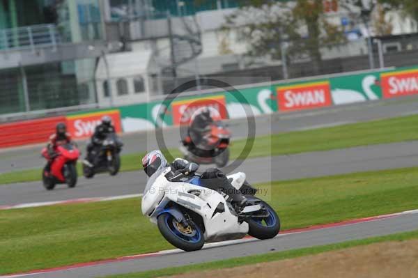 Motorcycle action photographs;Silverstone circuit;Silverstone photographs;Trackday digital images;event digital images;eventdigitalimages;no limits trackday;peter wileman photography;rockingham towcester northamptonshire;trackday;trackday photos