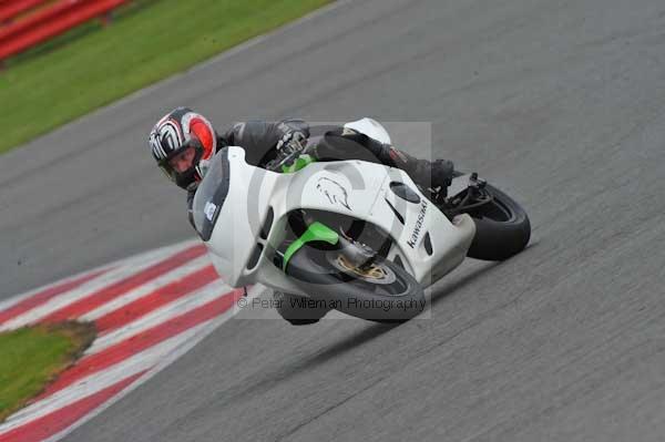 Motorcycle action photographs;Silverstone circuit;Silverstone photographs;Trackday digital images;event digital images;eventdigitalimages;no limits trackday;peter wileman photography;rockingham towcester northamptonshire;trackday;trackday photos