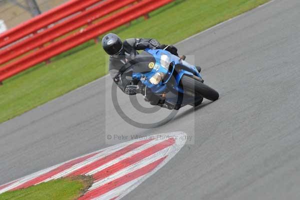 Motorcycle action photographs;Silverstone circuit;Silverstone photographs;Trackday digital images;event digital images;eventdigitalimages;no limits trackday;peter wileman photography;rockingham towcester northamptonshire;trackday;trackday photos