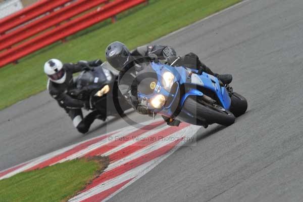 Motorcycle action photographs;Silverstone circuit;Silverstone photographs;Trackday digital images;event digital images;eventdigitalimages;no limits trackday;peter wileman photography;rockingham towcester northamptonshire;trackday;trackday photos