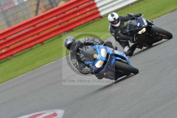 Motorcycle action photographs;Silverstone circuit;Silverstone photographs;Trackday digital images;event digital images;eventdigitalimages;no limits trackday;peter wileman photography;rockingham towcester northamptonshire;trackday;trackday photos