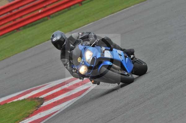 Motorcycle action photographs;Silverstone circuit;Silverstone photographs;Trackday digital images;event digital images;eventdigitalimages;no limits trackday;peter wileman photography;rockingham towcester northamptonshire;trackday;trackday photos