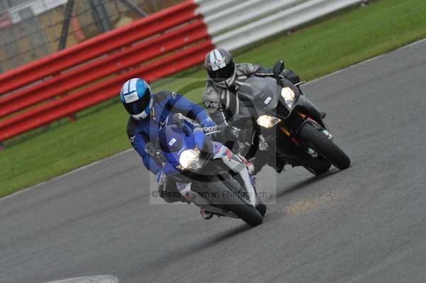 Motorcycle action photographs;Silverstone circuit;Silverstone photographs;Trackday digital images;event digital images;eventdigitalimages;no limits trackday;peter wileman photography;rockingham towcester northamptonshire;trackday;trackday photos