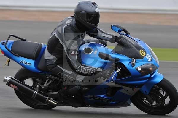 Motorcycle action photographs;Silverstone circuit;Silverstone photographs;Trackday digital images;event digital images;eventdigitalimages;no limits trackday;peter wileman photography;rockingham towcester northamptonshire;trackday;trackday photos