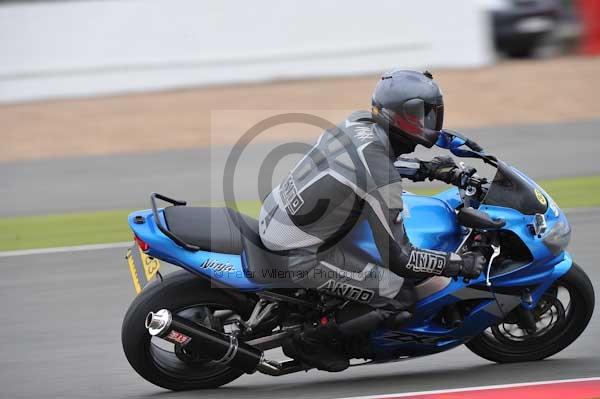 Motorcycle action photographs;Silverstone circuit;Silverstone photographs;Trackday digital images;event digital images;eventdigitalimages;no limits trackday;peter wileman photography;rockingham towcester northamptonshire;trackday;trackday photos