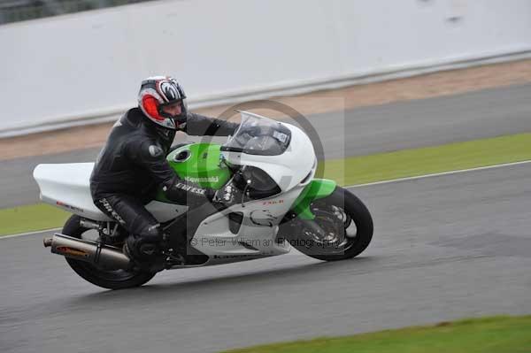 Motorcycle action photographs;Silverstone circuit;Silverstone photographs;Trackday digital images;event digital images;eventdigitalimages;no limits trackday;peter wileman photography;rockingham towcester northamptonshire;trackday;trackday photos