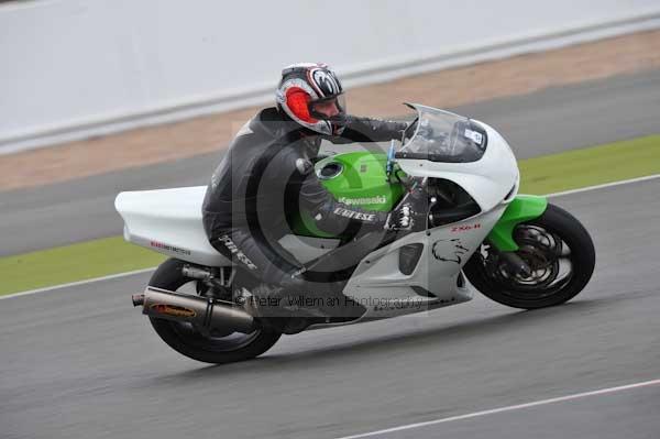 Motorcycle action photographs;Silverstone circuit;Silverstone photographs;Trackday digital images;event digital images;eventdigitalimages;no limits trackday;peter wileman photography;rockingham towcester northamptonshire;trackday;trackday photos