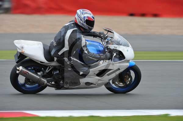 Motorcycle action photographs;Silverstone circuit;Silverstone photographs;Trackday digital images;event digital images;eventdigitalimages;no limits trackday;peter wileman photography;rockingham towcester northamptonshire;trackday;trackday photos