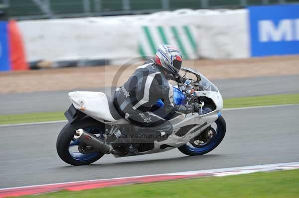 Motorcycle action photographs;Silverstone circuit;Silverstone photographs;Trackday digital images;event digital images;eventdigitalimages;no limits trackday;peter wileman photography;rockingham towcester northamptonshire;trackday;trackday photos