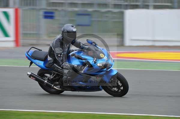 Motorcycle action photographs;Silverstone circuit;Silverstone photographs;Trackday digital images;event digital images;eventdigitalimages;no limits trackday;peter wileman photography;rockingham towcester northamptonshire;trackday;trackday photos