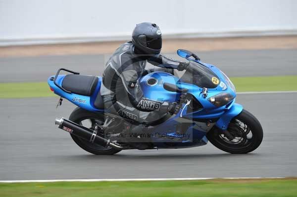 Motorcycle action photographs;Silverstone circuit;Silverstone photographs;Trackday digital images;event digital images;eventdigitalimages;no limits trackday;peter wileman photography;rockingham towcester northamptonshire;trackday;trackday photos