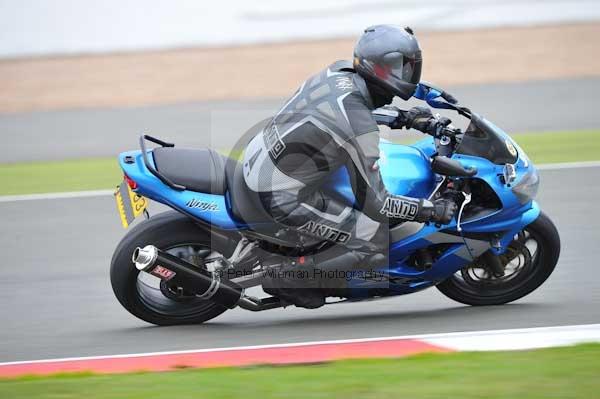 Motorcycle action photographs;Silverstone circuit;Silverstone photographs;Trackday digital images;event digital images;eventdigitalimages;no limits trackday;peter wileman photography;rockingham towcester northamptonshire;trackday;trackday photos