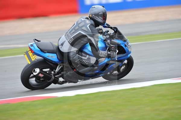 Motorcycle action photographs;Silverstone circuit;Silverstone photographs;Trackday digital images;event digital images;eventdigitalimages;no limits trackday;peter wileman photography;rockingham towcester northamptonshire;trackday;trackday photos