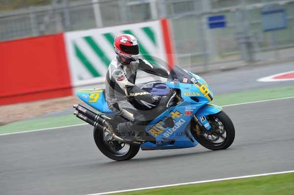 Motorcycle action photographs;Silverstone circuit;Silverstone photographs;Trackday digital images;event digital images;eventdigitalimages;no limits trackday;peter wileman photography;rockingham towcester northamptonshire;trackday;trackday photos