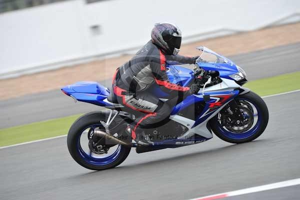 Motorcycle action photographs;Silverstone circuit;Silverstone photographs;Trackday digital images;event digital images;eventdigitalimages;no limits trackday;peter wileman photography;rockingham towcester northamptonshire;trackday;trackday photos