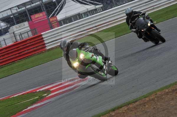 Motorcycle action photographs;Silverstone circuit;Silverstone photographs;Trackday digital images;event digital images;eventdigitalimages;no limits trackday;peter wileman photography;rockingham towcester northamptonshire;trackday;trackday photos