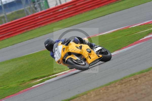 Motorcycle action photographs;Silverstone circuit;Silverstone photographs;Trackday digital images;event digital images;eventdigitalimages;no limits trackday;peter wileman photography;rockingham towcester northamptonshire;trackday;trackday photos