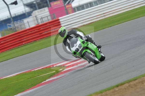 Motorcycle action photographs;Silverstone circuit;Silverstone photographs;Trackday digital images;event digital images;eventdigitalimages;no limits trackday;peter wileman photography;rockingham towcester northamptonshire;trackday;trackday photos