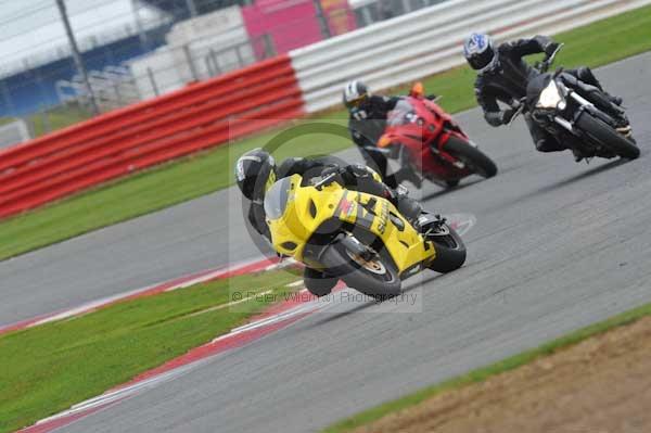 Motorcycle action photographs;Silverstone circuit;Silverstone photographs;Trackday digital images;event digital images;eventdigitalimages;no limits trackday;peter wileman photography;rockingham towcester northamptonshire;trackday;trackday photos