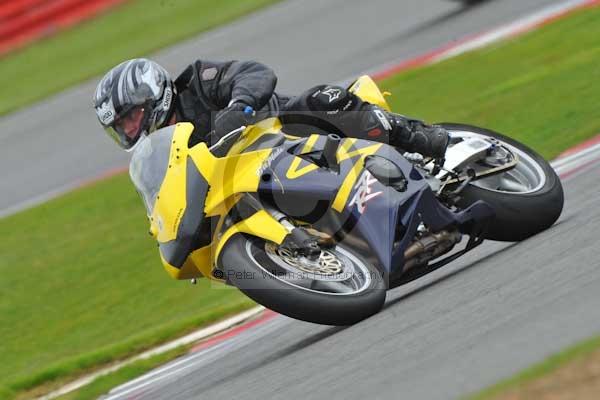 Motorcycle action photographs;Silverstone circuit;Silverstone photographs;Trackday digital images;event digital images;eventdigitalimages;no limits trackday;peter wileman photography;rockingham towcester northamptonshire;trackday;trackday photos