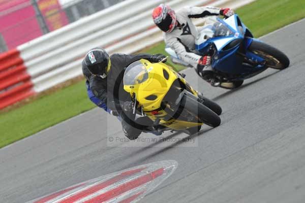 Motorcycle action photographs;Silverstone circuit;Silverstone photographs;Trackday digital images;event digital images;eventdigitalimages;no limits trackday;peter wileman photography;rockingham towcester northamptonshire;trackday;trackday photos