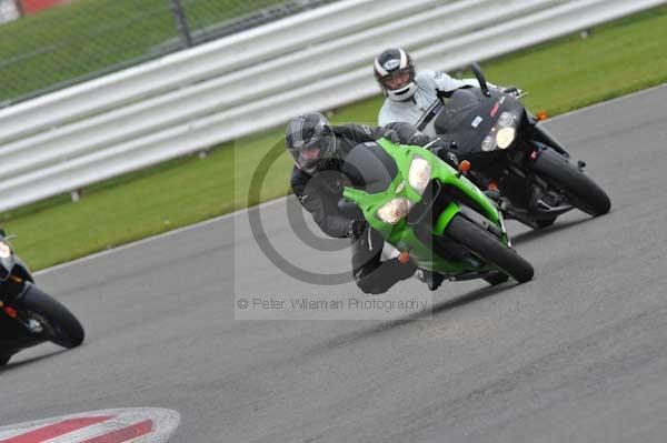 Motorcycle action photographs;Silverstone circuit;Silverstone photographs;Trackday digital images;event digital images;eventdigitalimages;no limits trackday;peter wileman photography;rockingham towcester northamptonshire;trackday;trackday photos